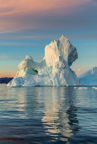 Q:\Destinationen\Grönland\Eis und Eisberge allgemein\Eisberg_Diskobucht_AdobeStock_143362543 ©  vadim_petrakov.jpeg