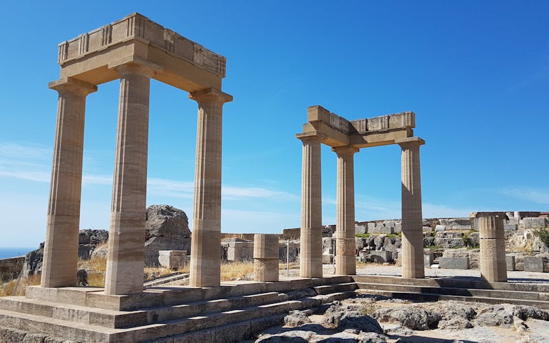 Blick auf die Akropolis in Lindos  

