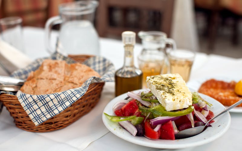 Griechischer Salat und frisches Brot mit Olivenöl