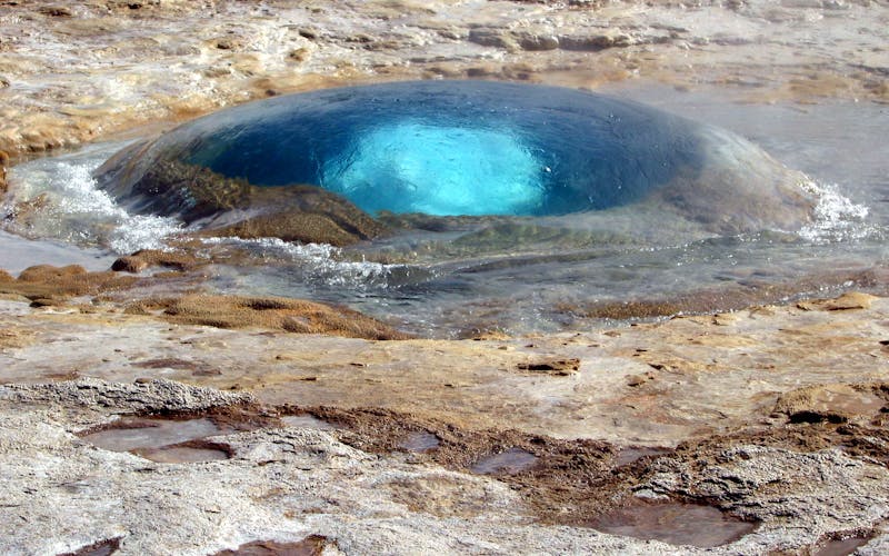 Große Wasserblase über der Öffnung eines Geysirs kurz vor dem Ausbruch 