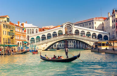 Die Rialto Brücke in Venedig 