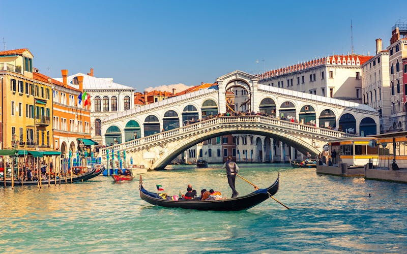 Die Rialto Brücke in Venedig 