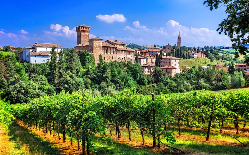 Q:\Destinationen\Italien\Emilia-Romagna\Modena_Umgebung_Blick auf das Levizzano Kastell_AdobeStock_22618097©Freesurf_kleiner.jpg