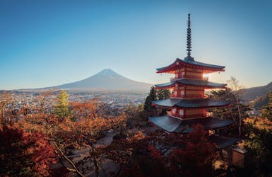 Traumhafter Ausblick von hoher Pagode auf Berg Fuji 