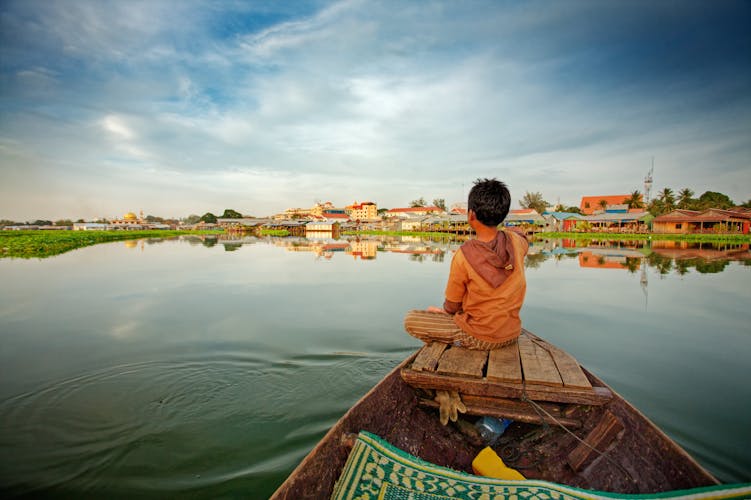 Ein Boot mit einem Kind in Kambodscha