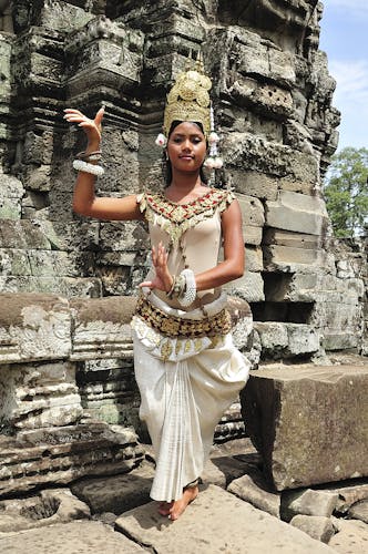 Orientalisch gekleidete Tänzerin vor Steinmauer