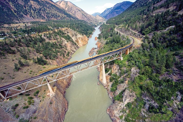 Zug überquert Fluss auf Brücke