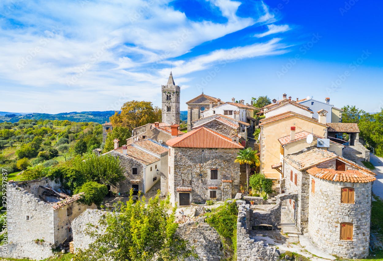 Blick auf die kleinste Stadt der Welt - Hum, Kroatien
