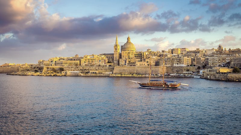 Holzsegel-Schiff fährt vor Valletta