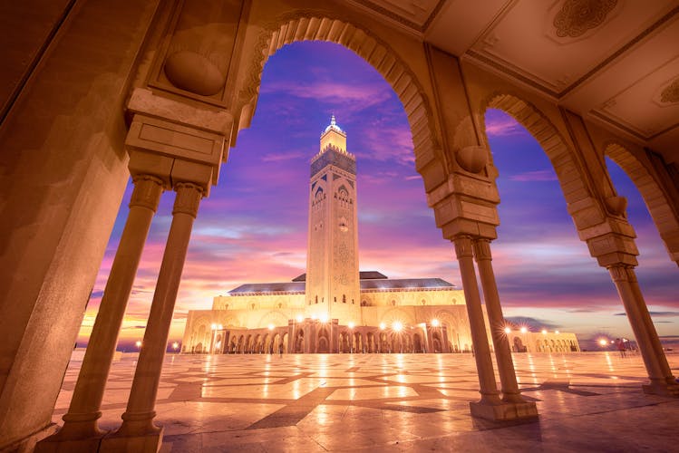 Beleuchtete Moschee im Abendlicht