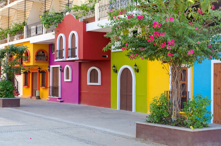 Farbenfrohe Appartement-Fassaden säumen Straße
