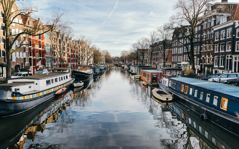 Q:\Destinationen\Niederlande\Amsterdam\AmsterdamKanalWinter_AdobeStock_138676232_©luisapuccini .jpeg