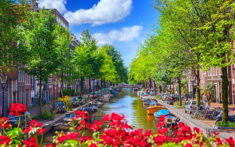 Q:\Destinationen\Niederlande\Amsterdam\Stadtkanal_Amsterdam_AdobeStock_119232914©adisa.jpg