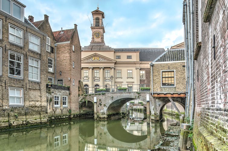 Stadtkanal Dordrecht_altes Rathaus im Hintergrund_AdobeStock_193590388©Frans