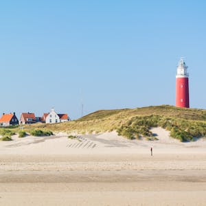 Leuchtturm an der Küste in Texel _AdobeStock_142454454_©TasfotoNL