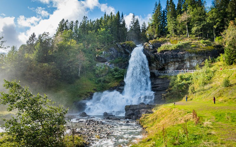 Q:\Destinationen\Norwegen\Flam_Wasserfall_AdobeStock_311964322 © Xamara.jpeg