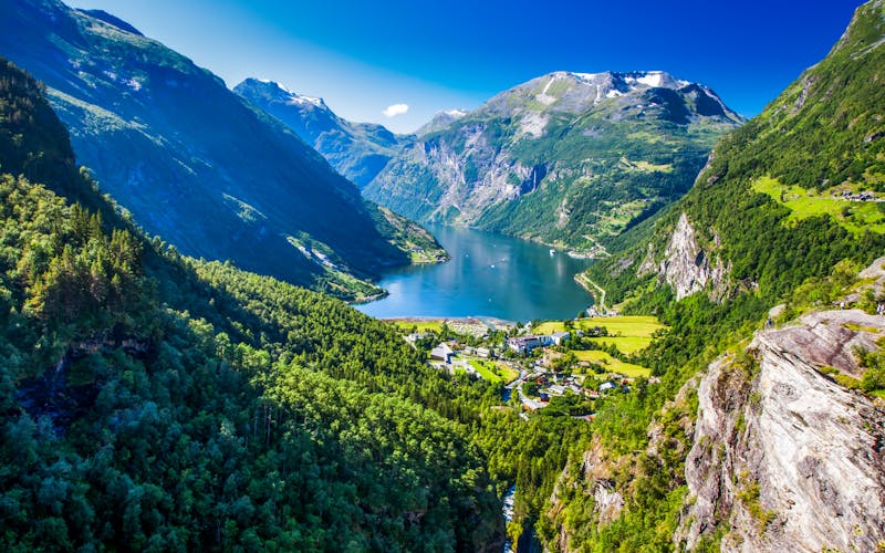 Blick von oben auf den Geiranger Fjord