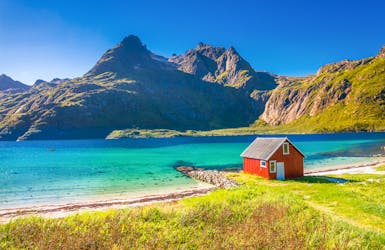 Kleine Fischerhütte am Fjord auf den Lofoten in Norwegen