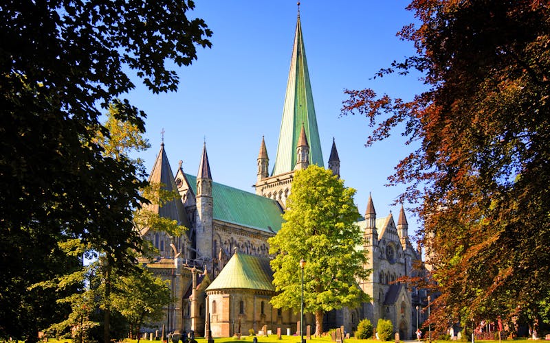 Großes Kirchengebäude mit grünem Spitzdach