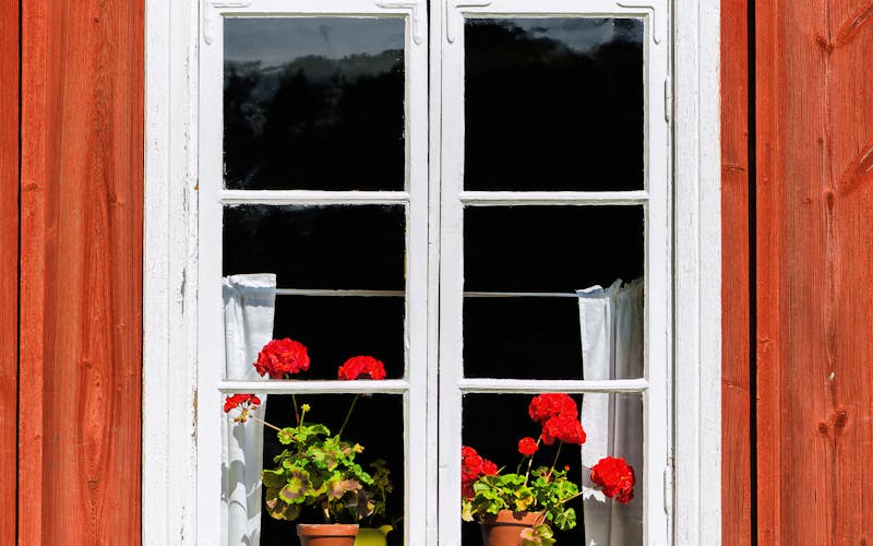 Weißes Fenster in typisch roter Hausfassade