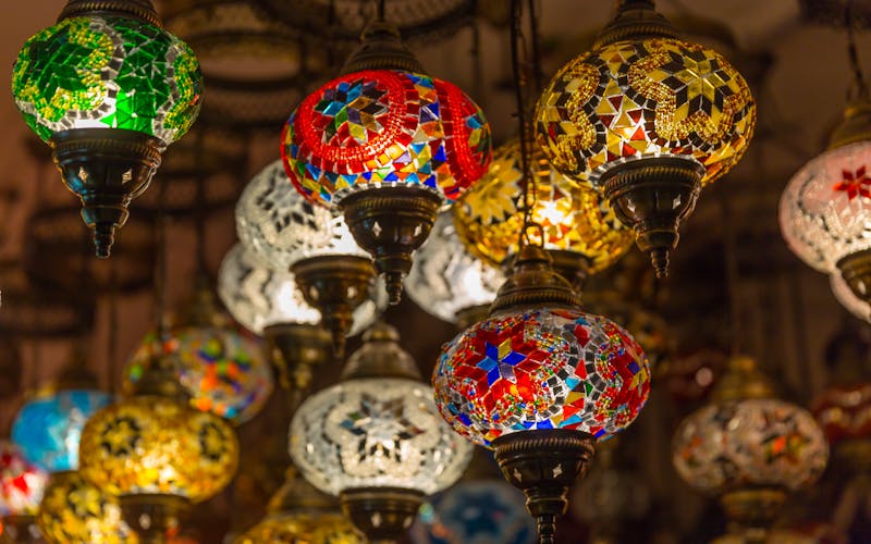 Orientalische Lampen zum Verkauf auf einem Basar