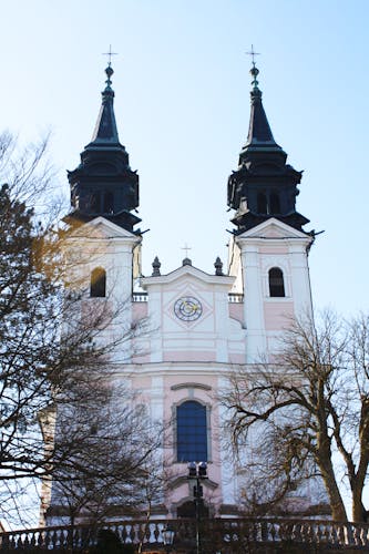 Barocke Kirche auf Kuppe eines Berges
