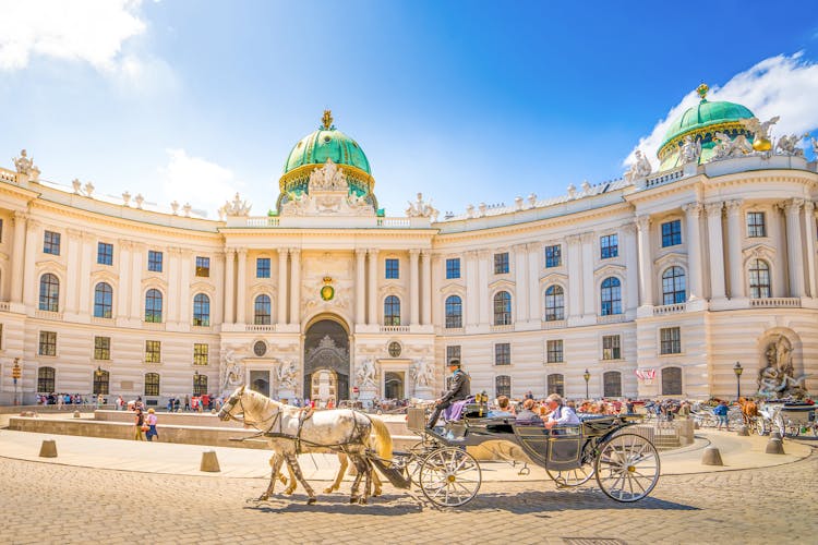 Hofburg mit Pferdekutsche