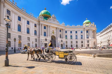 Hofburg mit Pferdekutsche