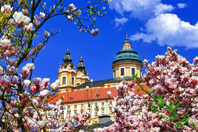 Benediktiner Abtei im Frühling