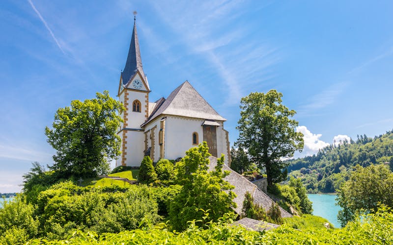 Weiße Kirche auf Hügel am See