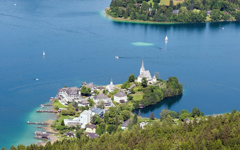 Besiedelte Landzunge mit Kirchenanlage ragt in See