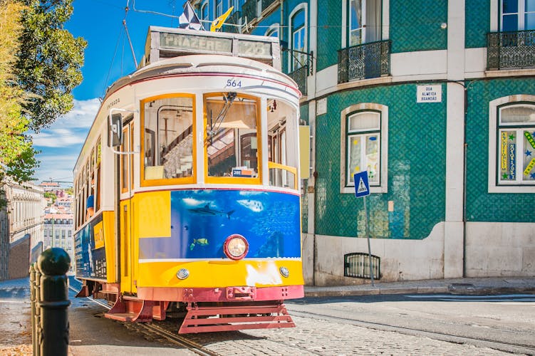 Q:\Destinationen\Portugal\Festland\Lissabon\Straßenbahn und Elevador\Tram 28_Lissabon_AdobeStock_186145395©Filip_MIO.jpeg