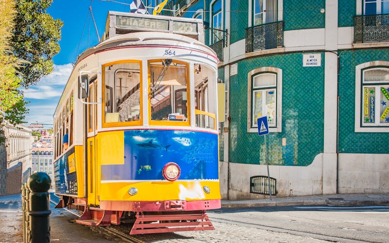 Q:\Destinationen\Portugal\Festland\Lissabon\Straßenbahn und Elevador\Tram 28_Lissabon_AdobeStock_186145395©Filip_MIO.jpeg