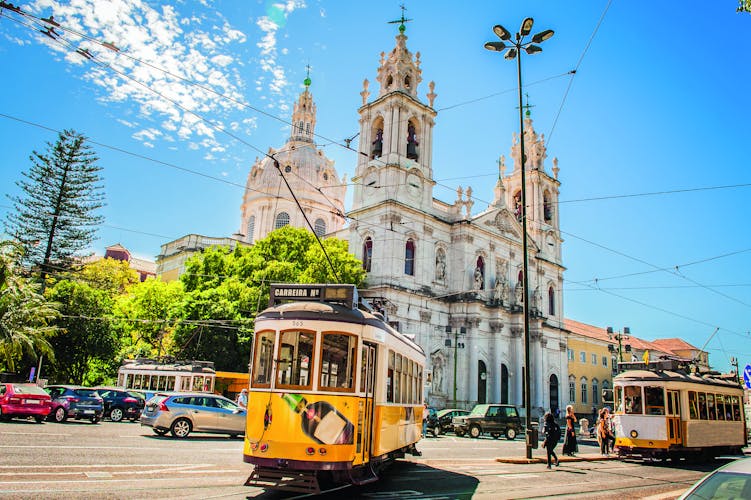 Tram in den Straßen von Lissabon