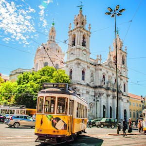 Tram in den Straßen von Lissabon