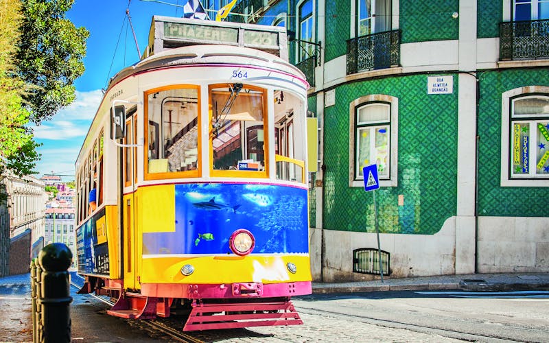 Q:\Destinationen\Portugal\Festland\Lissabon\Straßenbahn und Elevador\Tram 28_Lissabon_AdobeStock_186145395©Filip_MIO_pso.tif