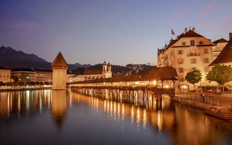 Blick auf das abendlich beleuchtete Luzern