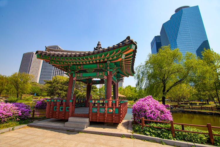 Q:\Destinationen\Korea\Seoul_traditionelles Haus im Park_AdobeStock_91458485_© yo camon_bearbeitet.tif
