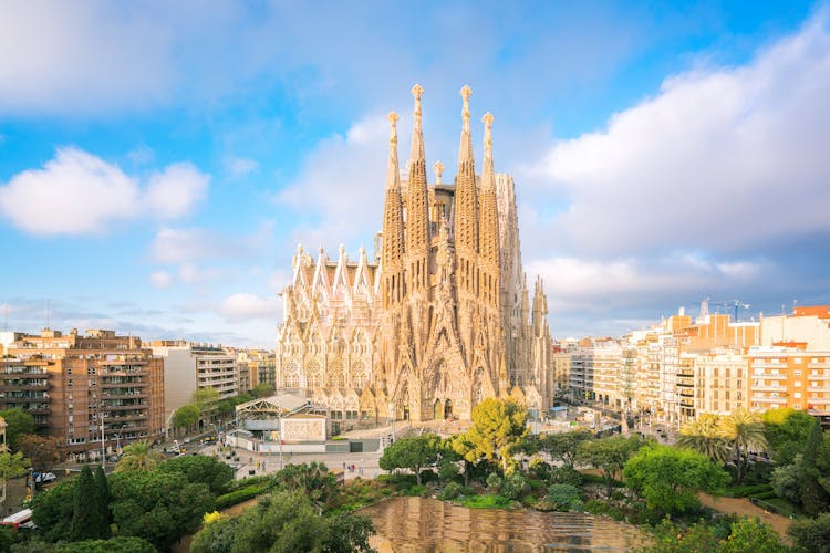 Barcelona_Sagrada Familia_AdobeStock_211230289_©anekoho_abo