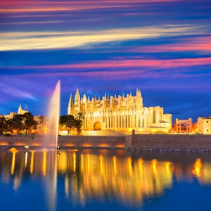 angeleuchtete Kathedrale in der Abendstimmung in Palma de Mallorca
