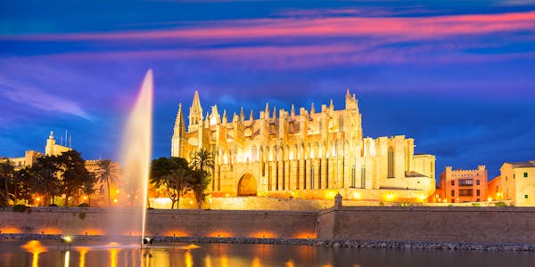 angeleuchtete Kathedrale in der Abendstimmung in Palma de Mallorca