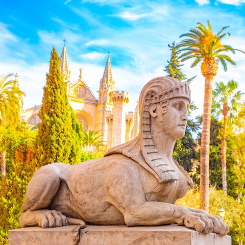 Palma de Mallorca mit Blick auf die Sphinx vor der Kathedrale
