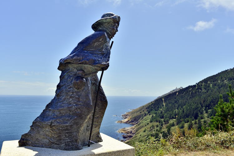 Pilger Statue an Küste