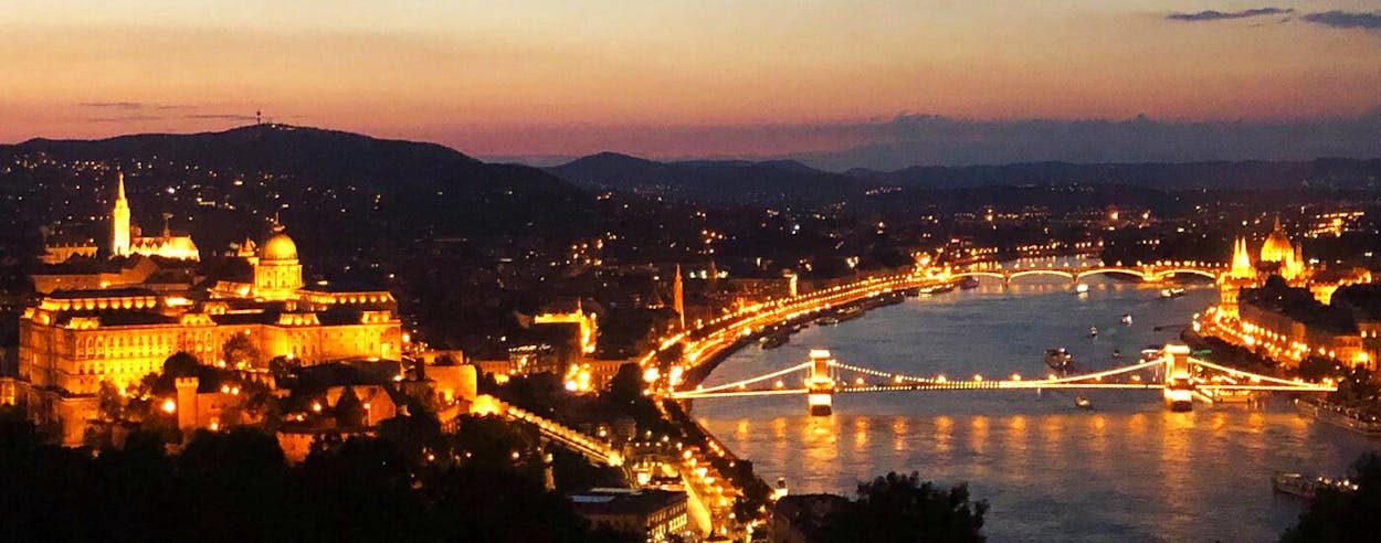 Blick auf Budapest bei Nacht, Ungarn