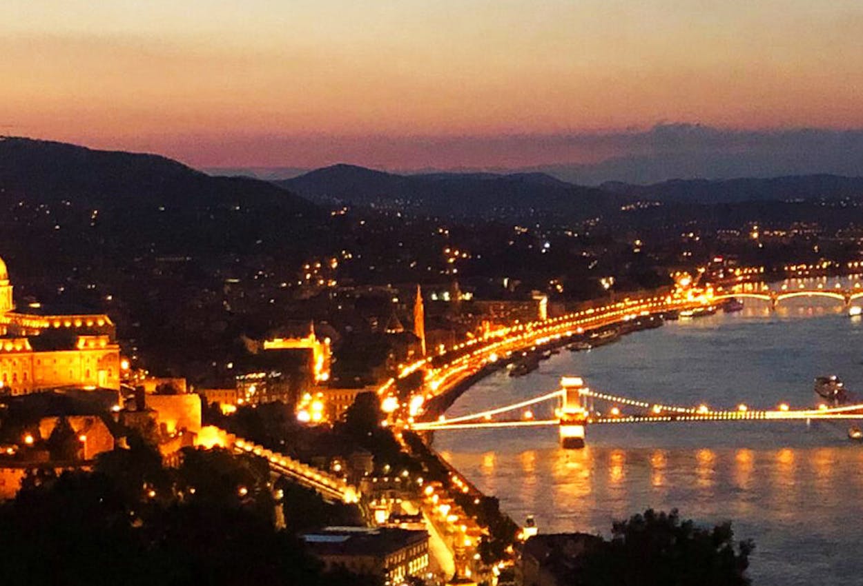 Blick auf Budapest bei Nacht, Ungarn