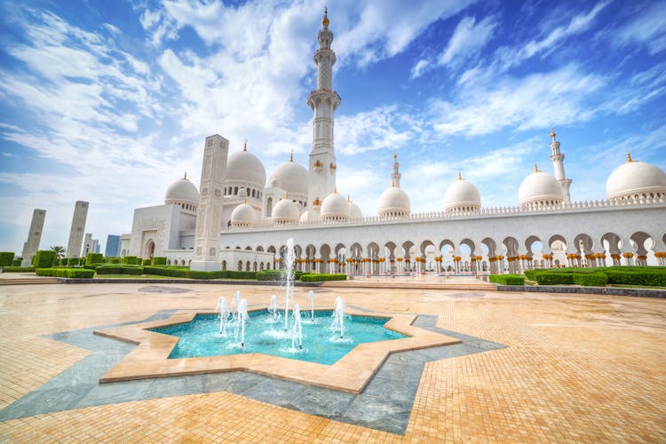 Die Sheikh Zayed Moschee in Abu Dhabi
