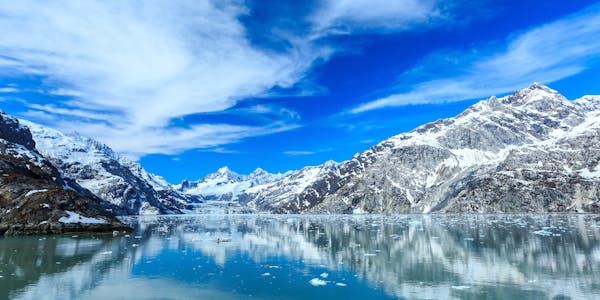 Schneebedeckte Gipfel und eisblauen Gletscher