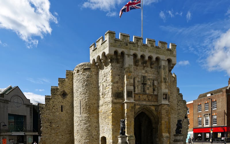 Durchgang durch Stadtmauer mit Britischer Flagge