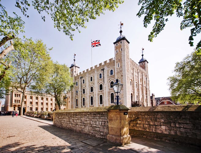 Historische Festung mit britischer Flagge