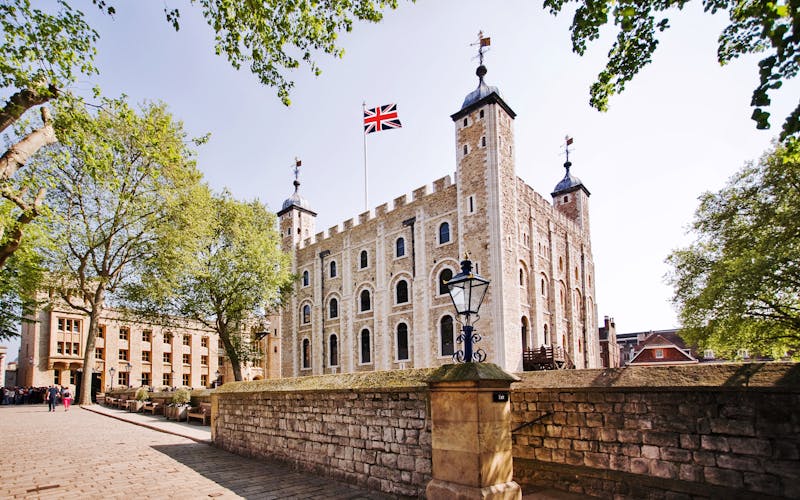 Historische Festung mit britischer Flagge